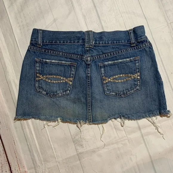 Abercrombie & Fitch mini denim skirt. Size 4. - Picture 2 of 8